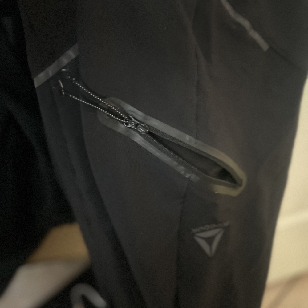 Reebok  Size 34w Black Jogger Pants. New